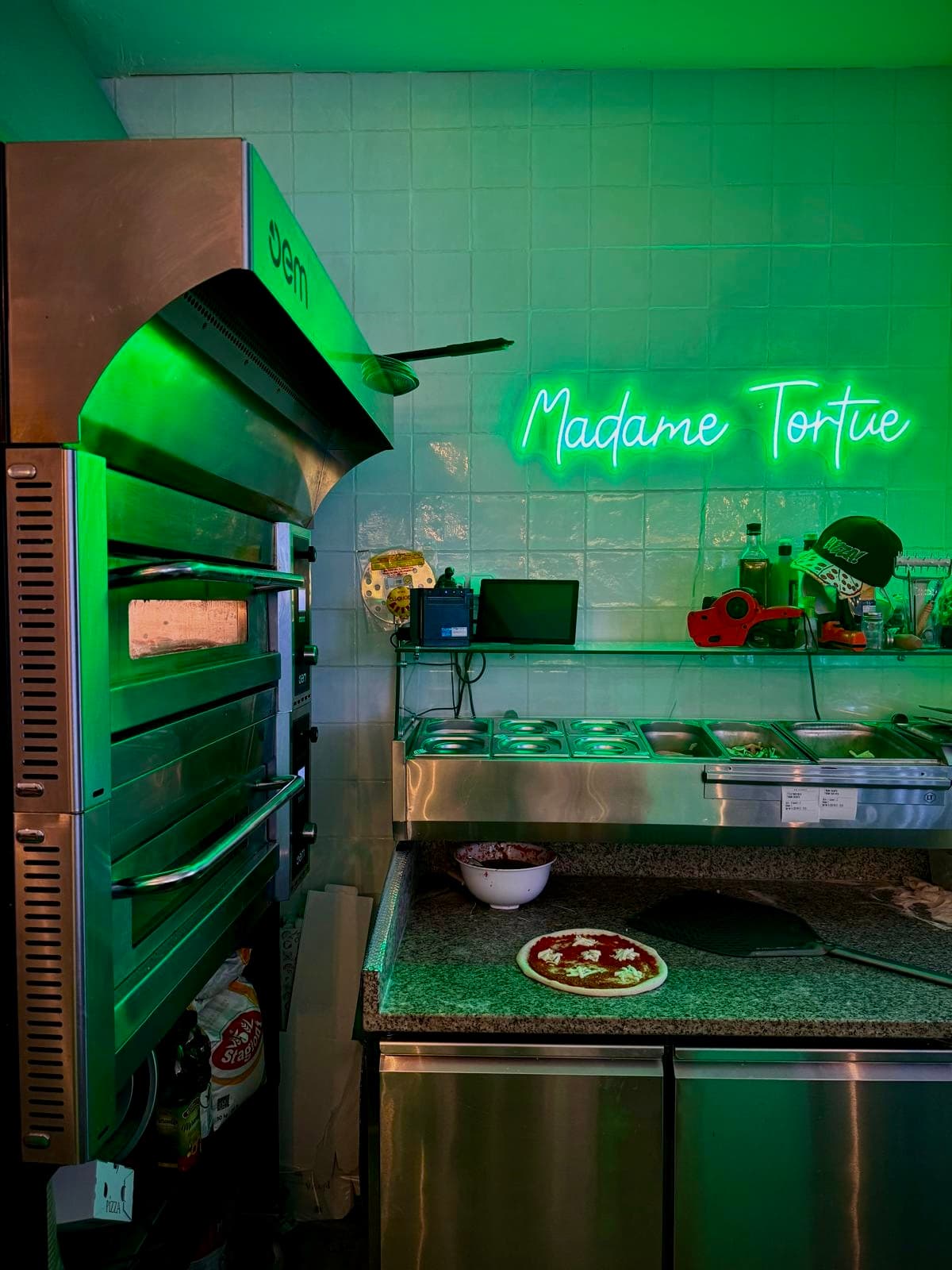 Notre cuisine avec le néon Madame Tortue