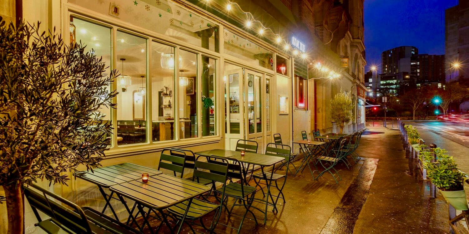 Terrasse avec guirlandes